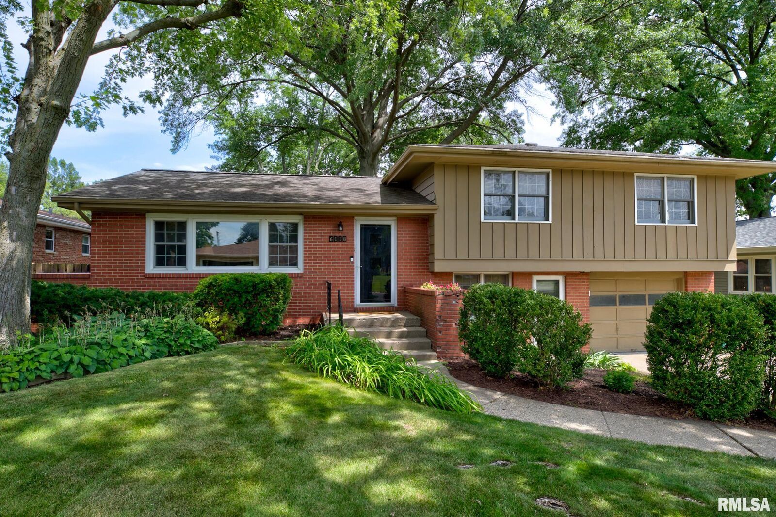 Property Photo: 6118 N Knoll Aire Drive IL 61614