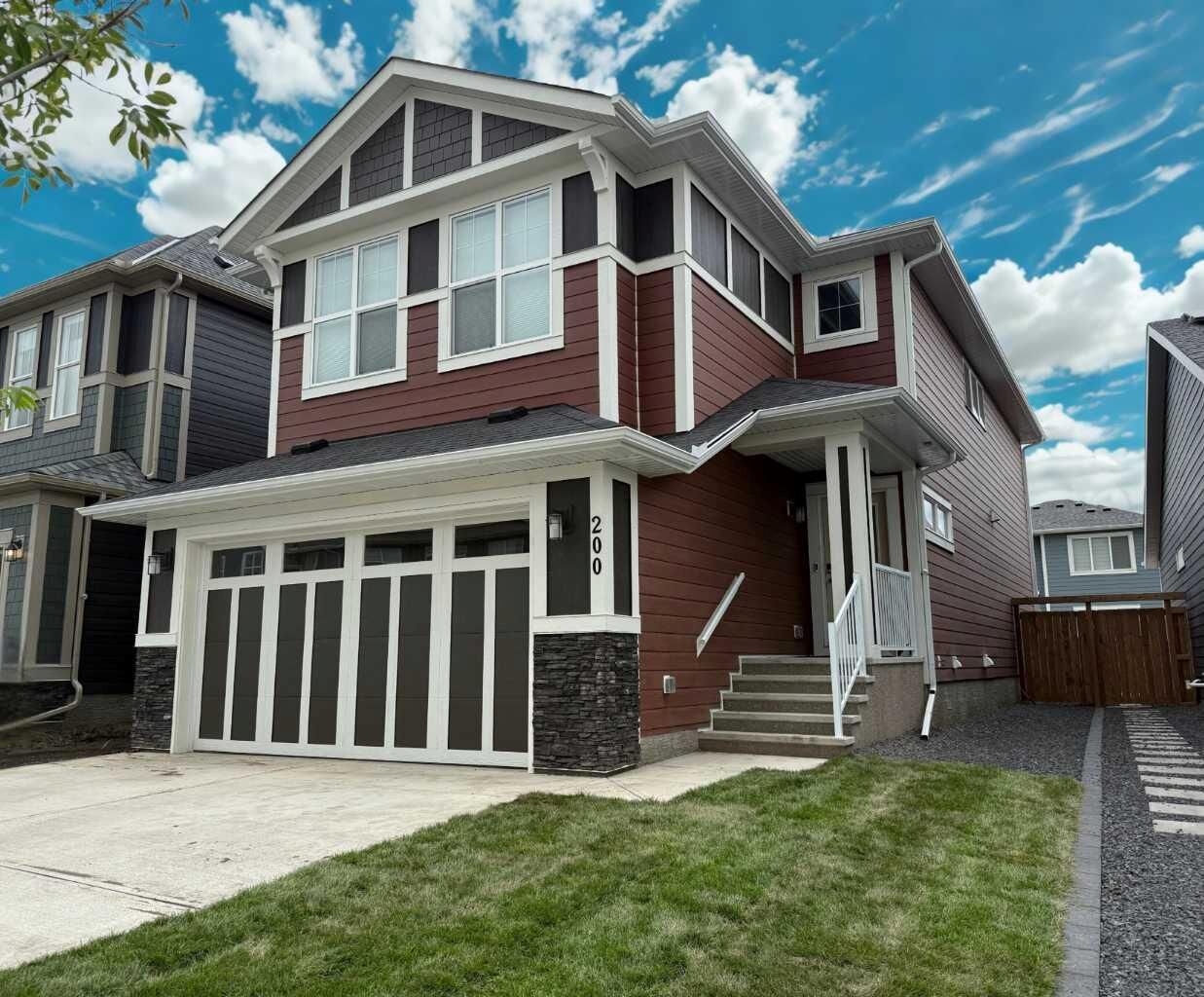 Property Photo:  200 Magnolia Terrace SE  AB T3M 3H9 