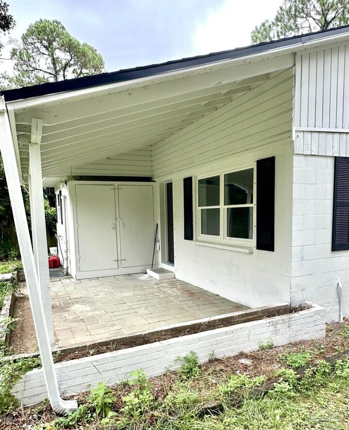 Property Photo: 196 Highland Dr FL 32503