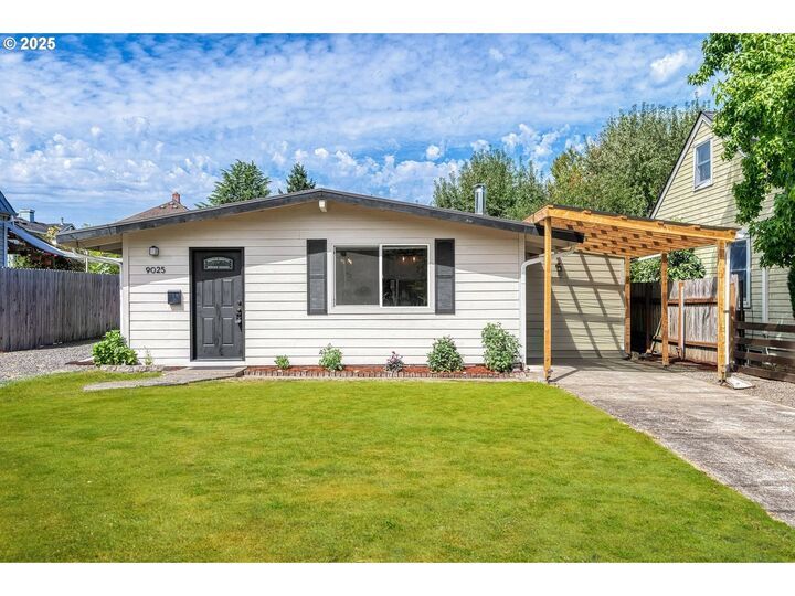 Property Photo: 9025 N Clarendon Ave OR 97203