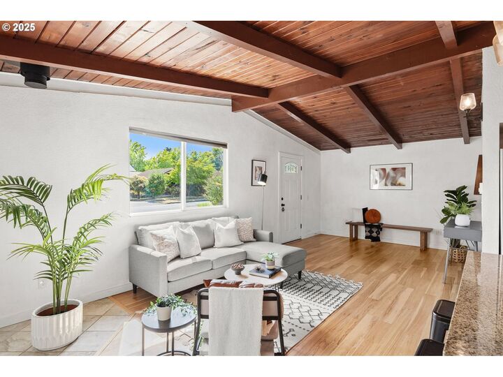 Property Photo:  9025 N Clarendon Ave  OR 97203 