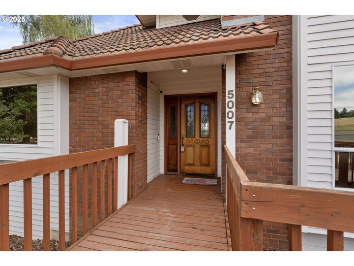 Property Photo:  5007 NW Franklin St  WA 98663 