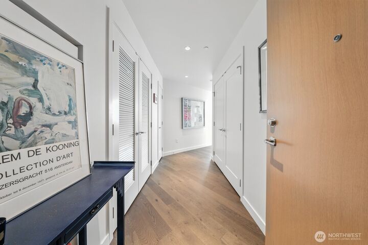 Property Photo:  2510  6th Avenue 3502  WA 98121 
