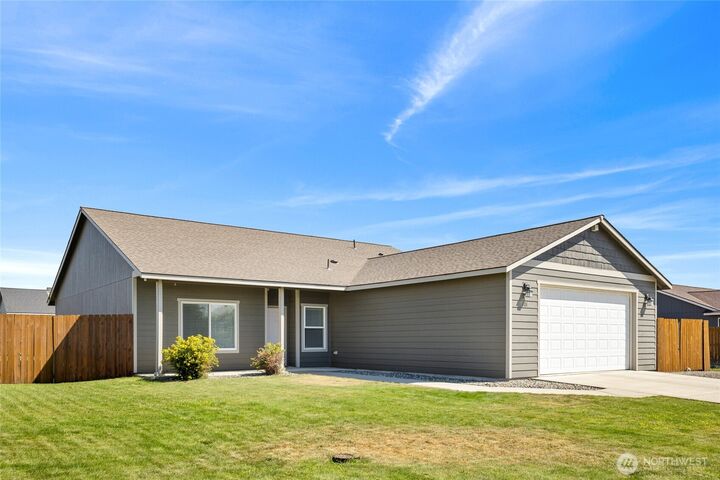 Property Photo:  101 E Kristen Avenue  WA 98926 
