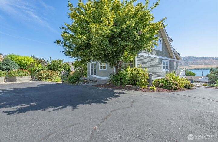 Property Photo:  100  Eldorado Way  WA 98816 