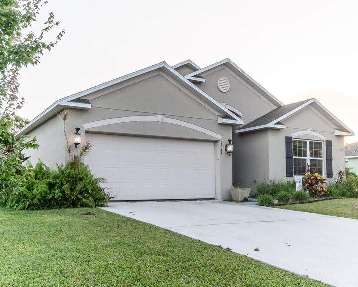 Property Photo:  1822 SW Hampshire Lane  FL 34953 