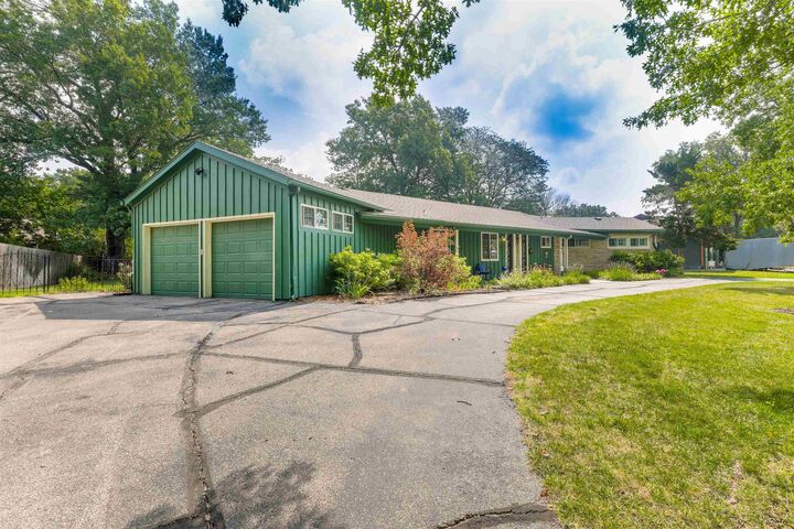 Property Photo: 242 S Courtleigh Dr KS 67218