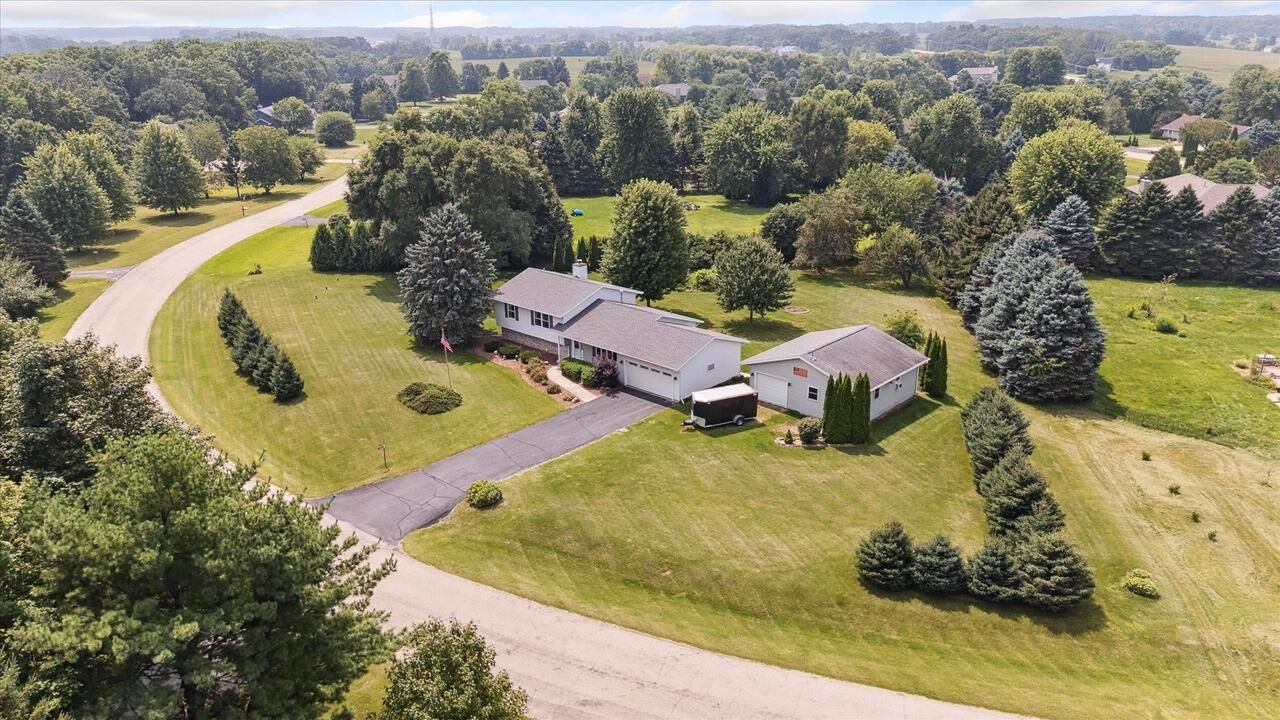 Property Photo: 5933 North Violet View Drive WI 53563