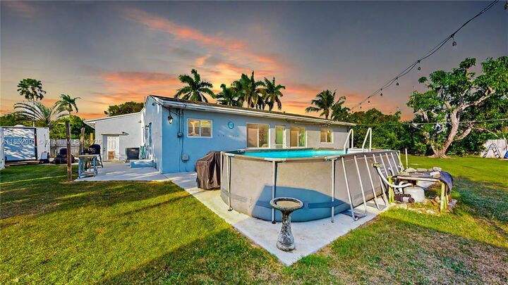 Property Photo:  94 NE 17th St  FL 33030 
