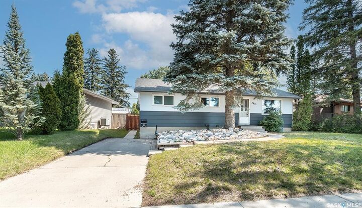 Property Photo: 2815 McConnell Avenue SK S7J 0W4