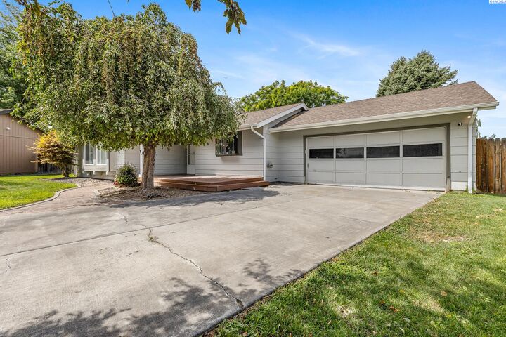 Property Photo: 3304 S Vancouver Pl. WA 99337