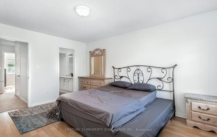 Property Photo: 2 Clay Brick Court 39 ON L6V 4M7