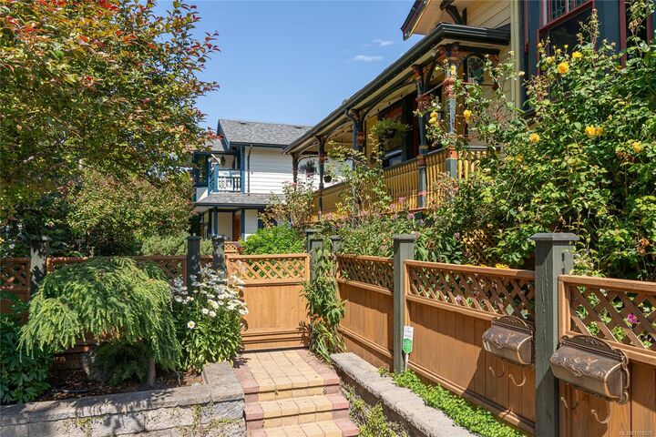 Property Photo:  224 Superior St 1  BC V8V 1T3 