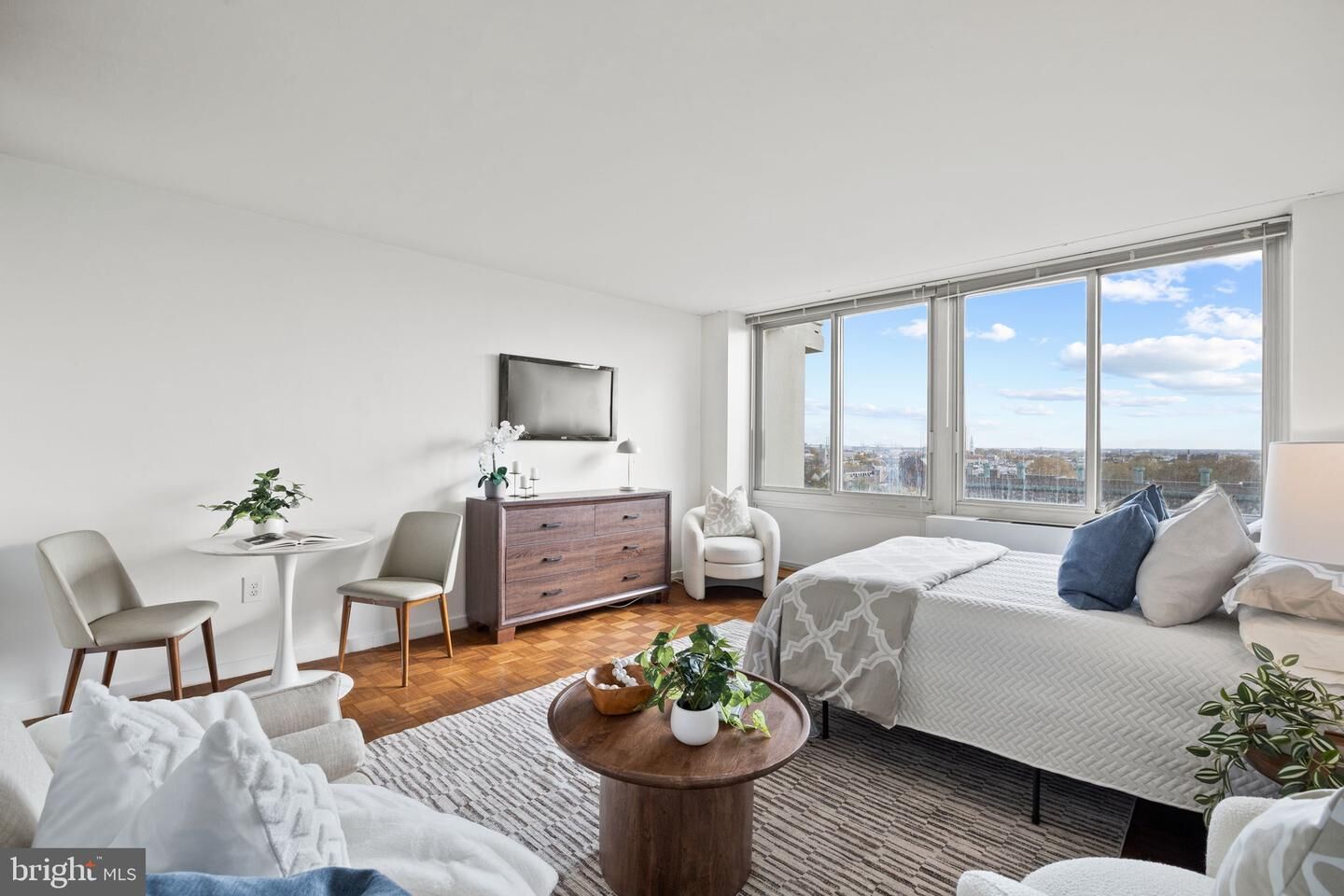 Property Photo:  604 S Washington Square 36 913  PA 19106 