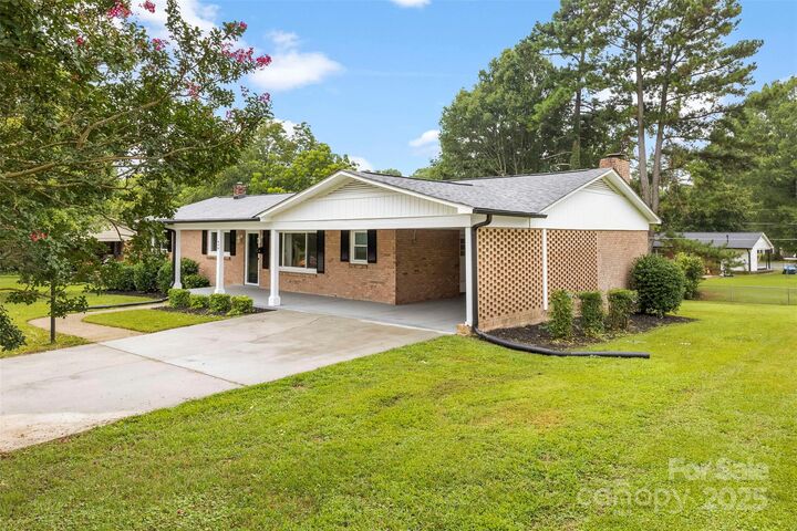 Property Photo:  404 Kings Drive  NC 28021 