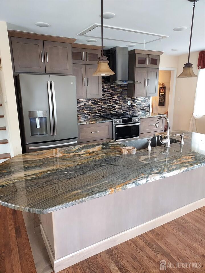 Property Photo:  9 Cottonwood Drive  NJ 08872 
