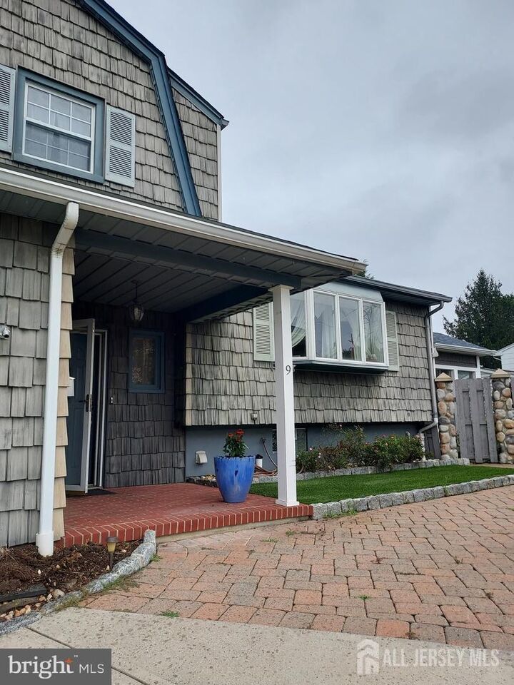Property Photo:  9 Cottonwood Drive  NJ 08872 