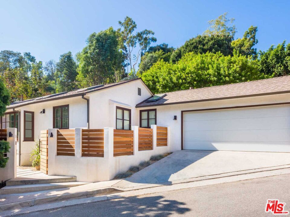 Property Photo:  3279 Ledgewood Dr  CA 90068 