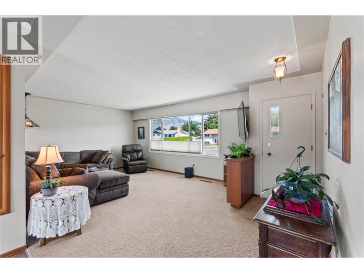 Property Photo: 2321 Young Avenue BC V2B 4M7