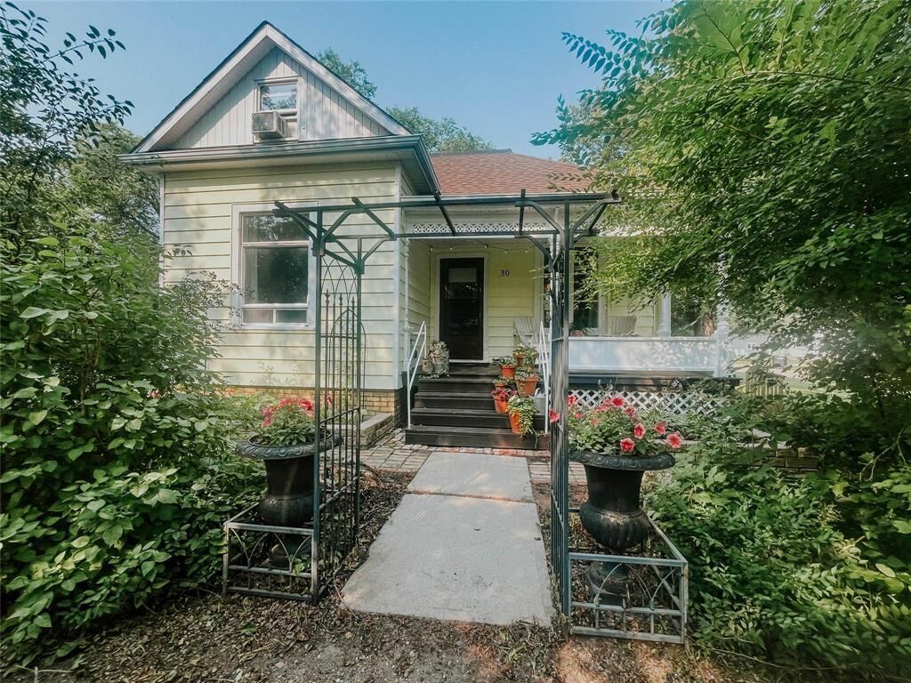 Property Photo:  30 4th Street South  MB R0K 2C0 