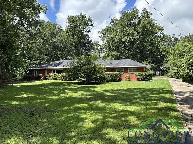 Property Photo: 2409 S Martin St TX 75662