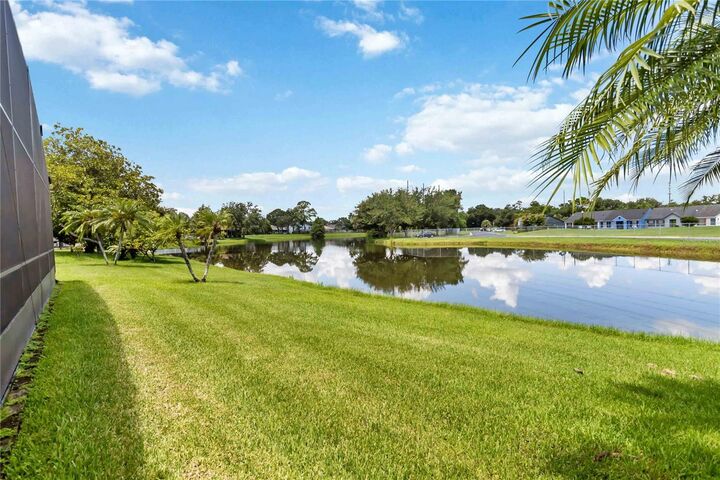 Property Photo: 124 Queens Court FL 32771