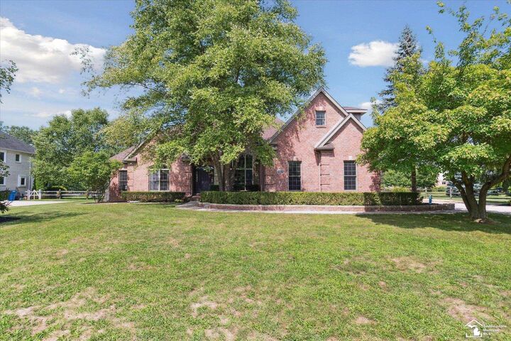 Property Photo:  385 Golfview Way  MI 48162 