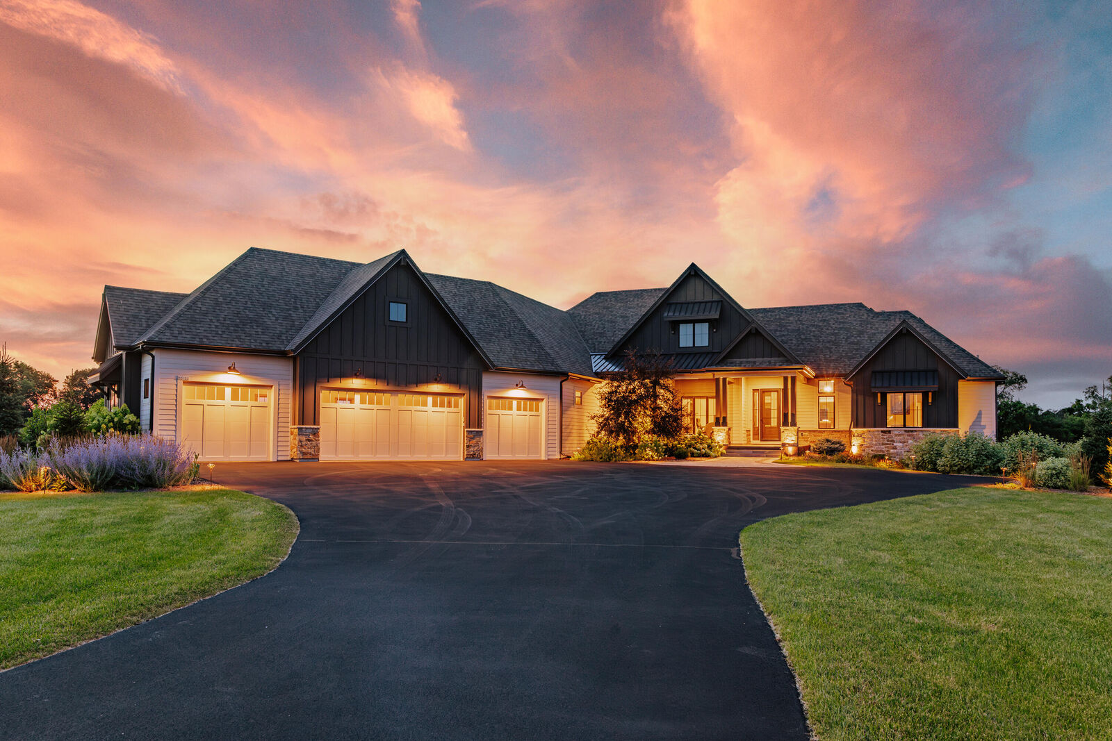 Property Photo: 10122 W Farmdale Estates Ct WI 53097
