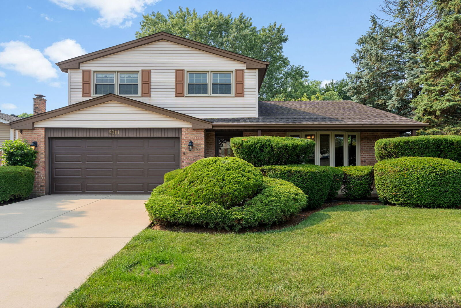 Property Photo:  2011 E Canterbury Drive  IL 60004 