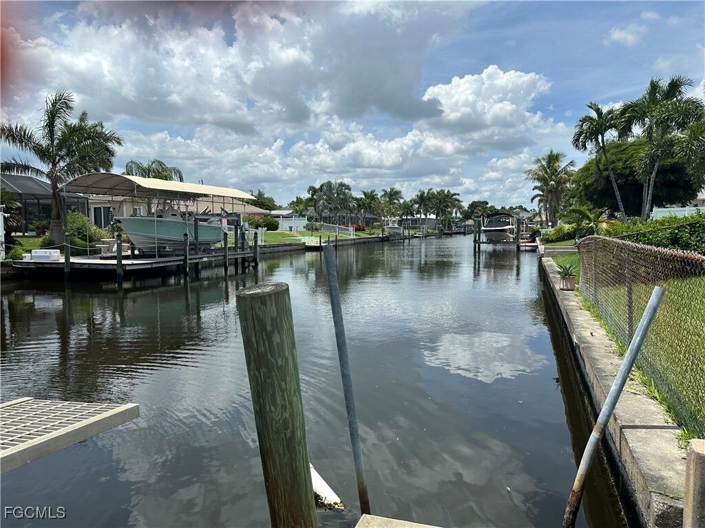 Property Photo:  5146 Glade Court  FL 33904 