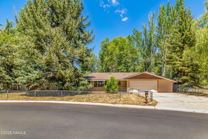 Property Photo: 802 W Anderson Road AZ 86001