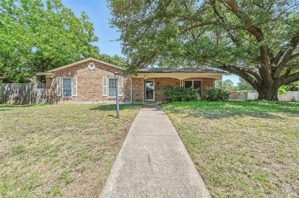 Property Photo:  819 Clover Park Drive  TX 76013