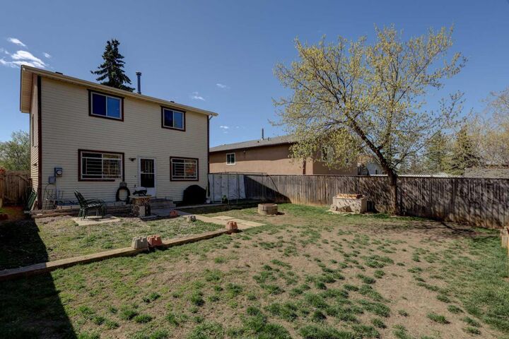 Photo de la propriété:  74 Aberdare Way NE  AB T2A 6V5 
