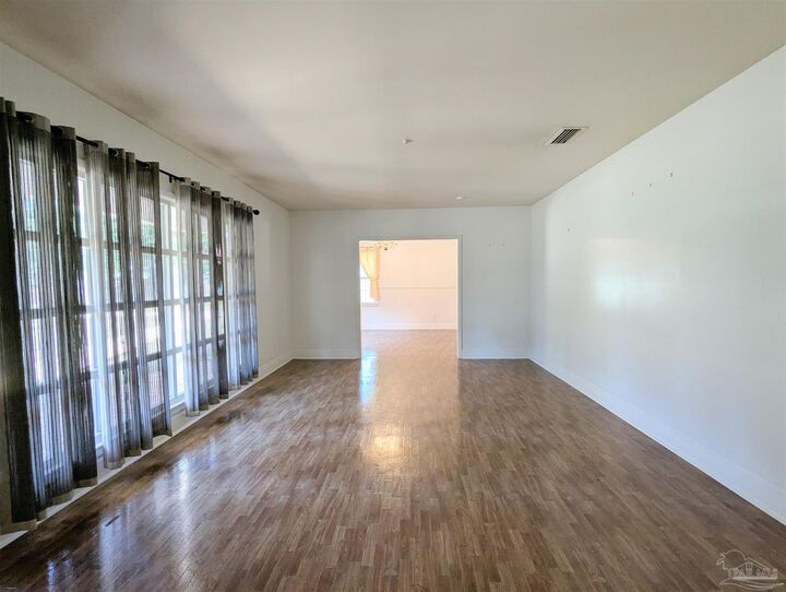 Property Photo: 2 Manor Dr FL 32507