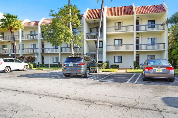 Property Photo:  2550 Presidential 106 Way 106  FL 33401 