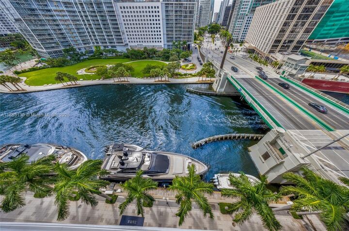 Property Photo:  200 Biscayne Boulevard Way 904  FL 33131 