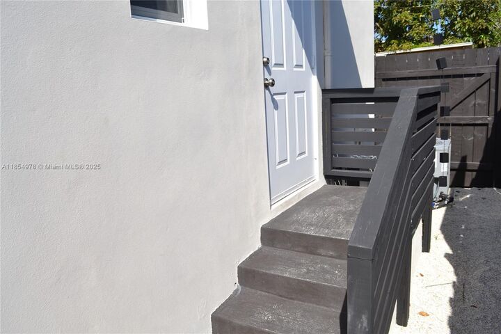 Property Photo: 621 SW 60th Ct 1 FL 33144