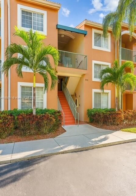 Property Photo: 1150 Wildwood Lakes Blvd 203 FL 34104