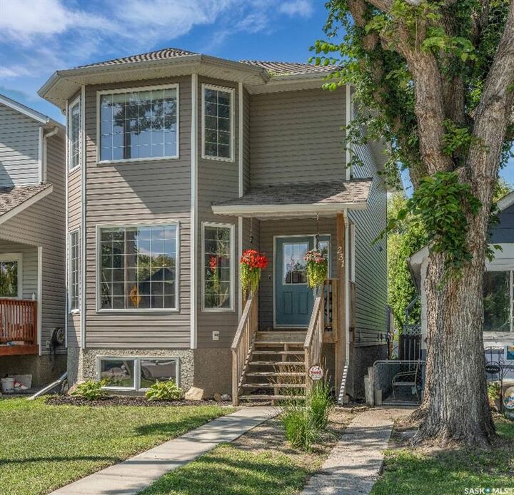 Property Photo:  231 L Avenue N  SK S7L 2P3 