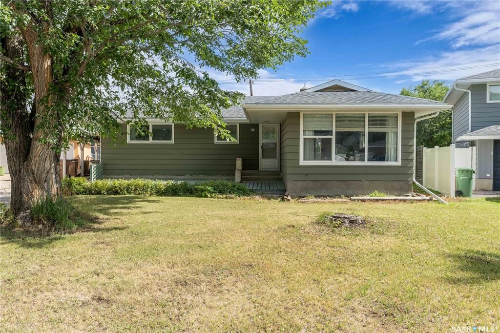 Property Photo:  98 Millar Crescent  SK S4S 1N4 
