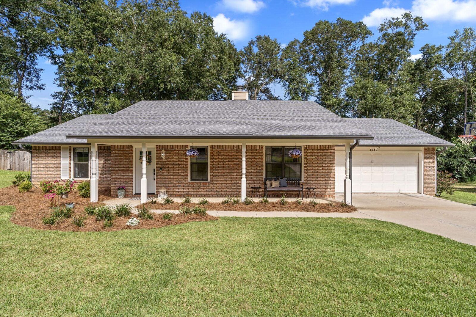 Property Photo: 1339 Avondale Way FL 32317