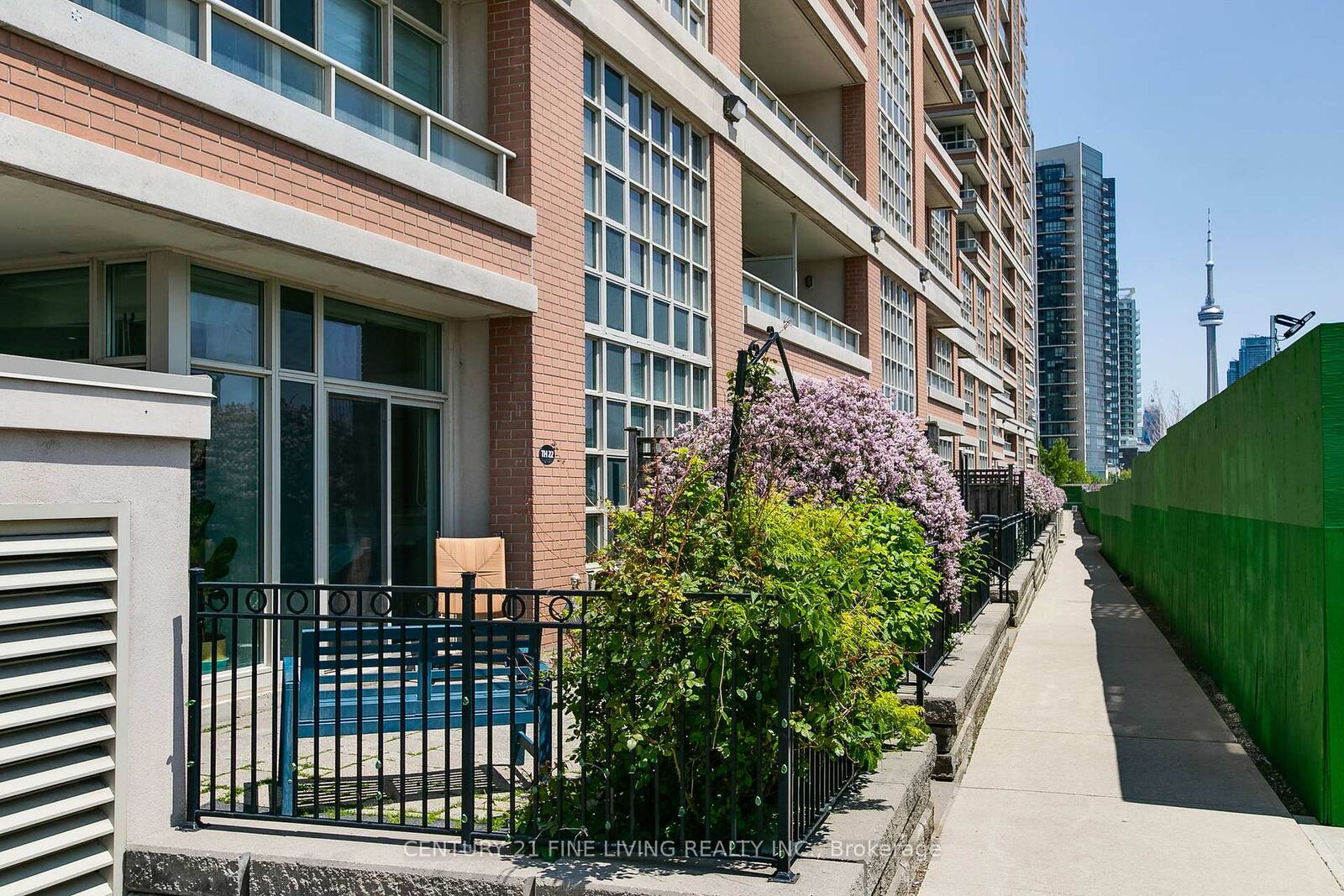 Property Photo:  6 Pirandello Street Th22  ON M6K 0B1 