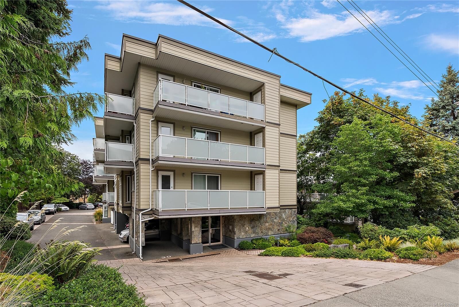Property Photo: 3230 Glasgow Ave 403 BC V8X 1M2