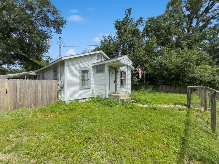 Property Photo:  383 N Booker Street  FL 32536 