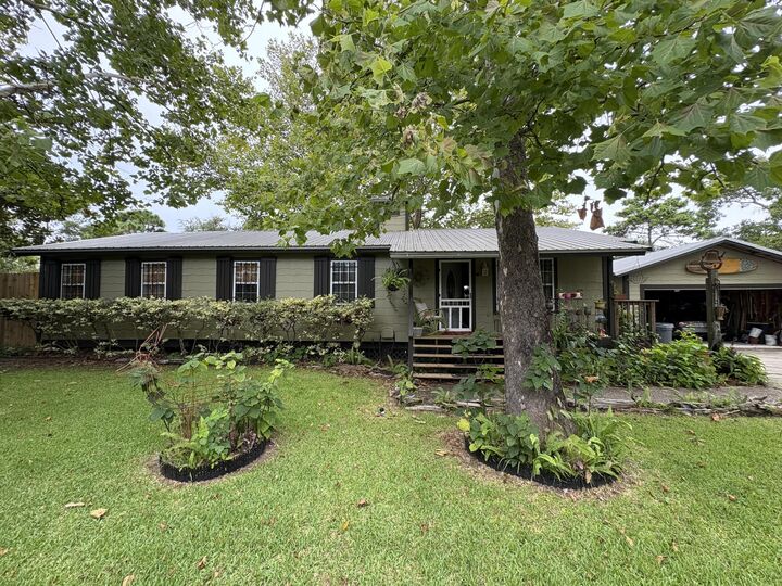 Property Photo: 335 Acacia Street FL 32459