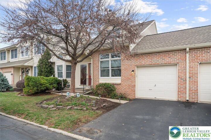 Property Photo:  275 Ridings Circle  PA 18062 