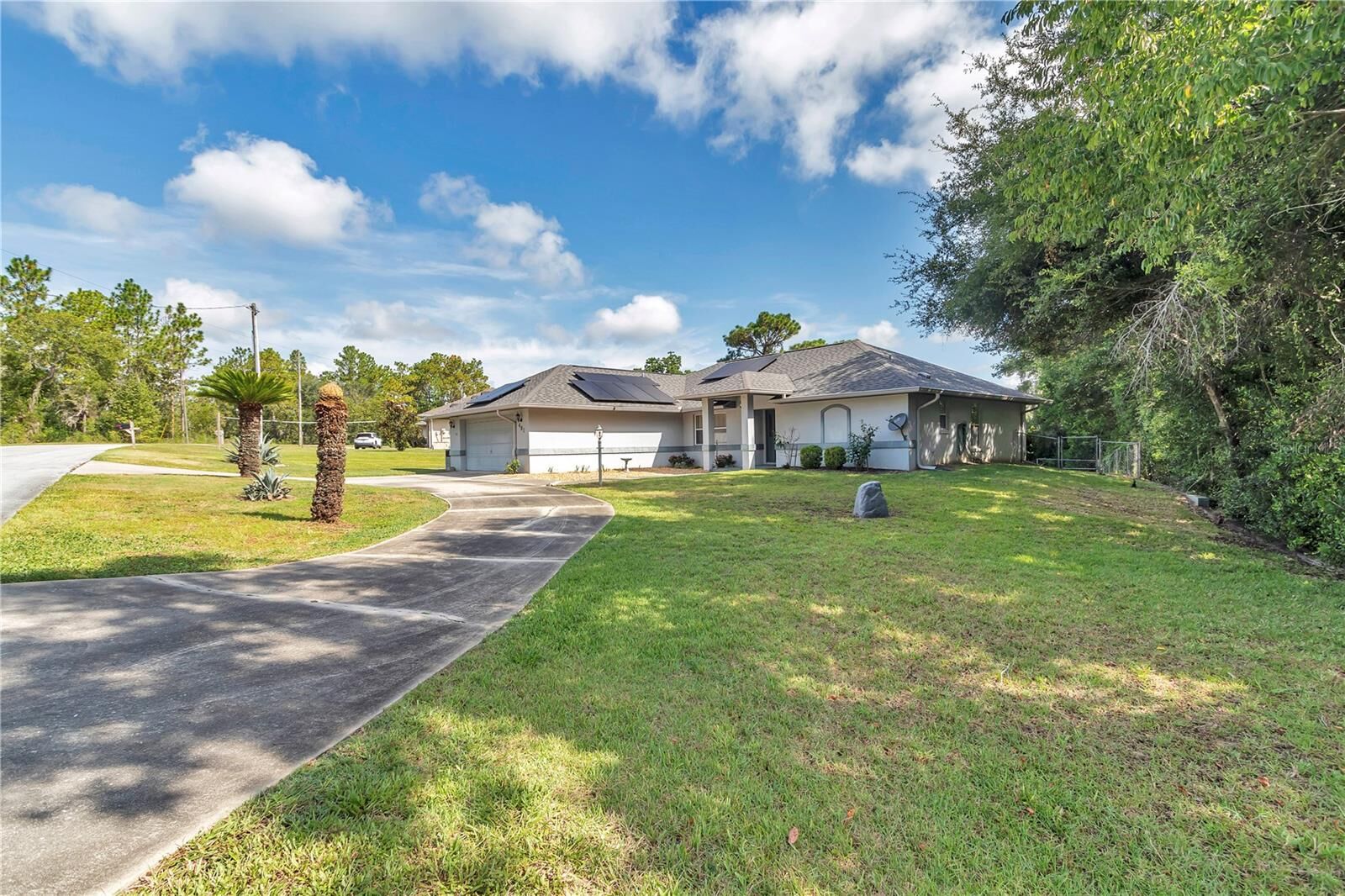 Property Photo: 481 NE 151st Terrace FL 32696