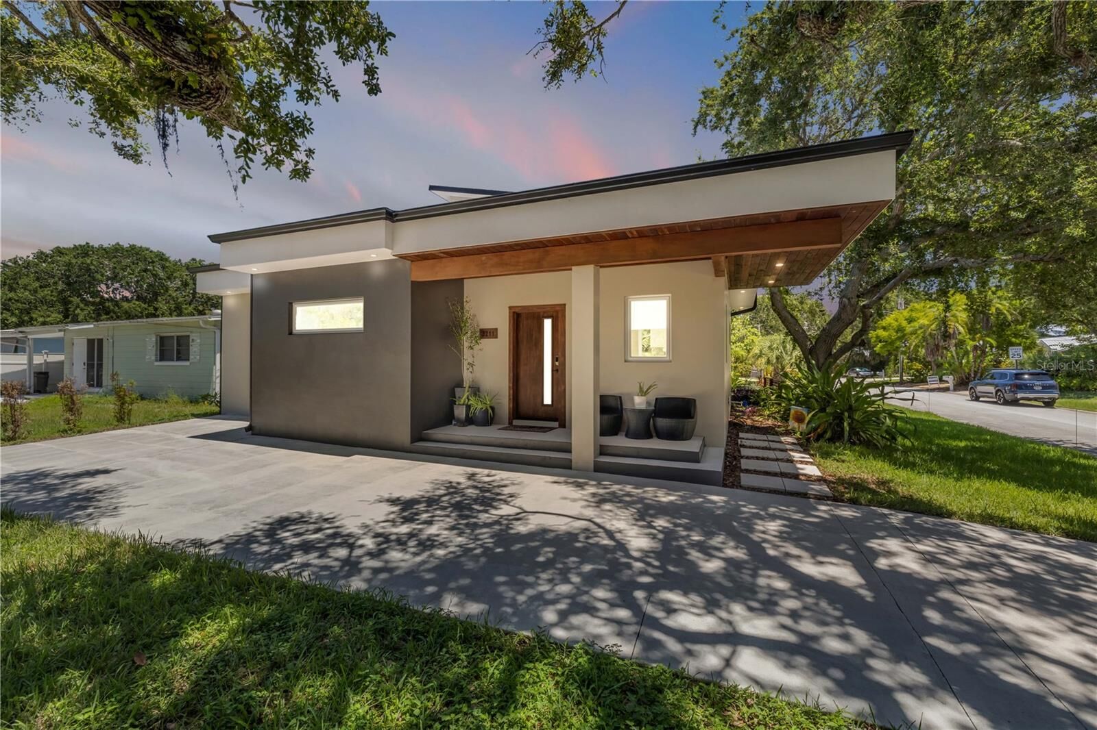Property Photo: 3211 Saxon Drive FL 32169