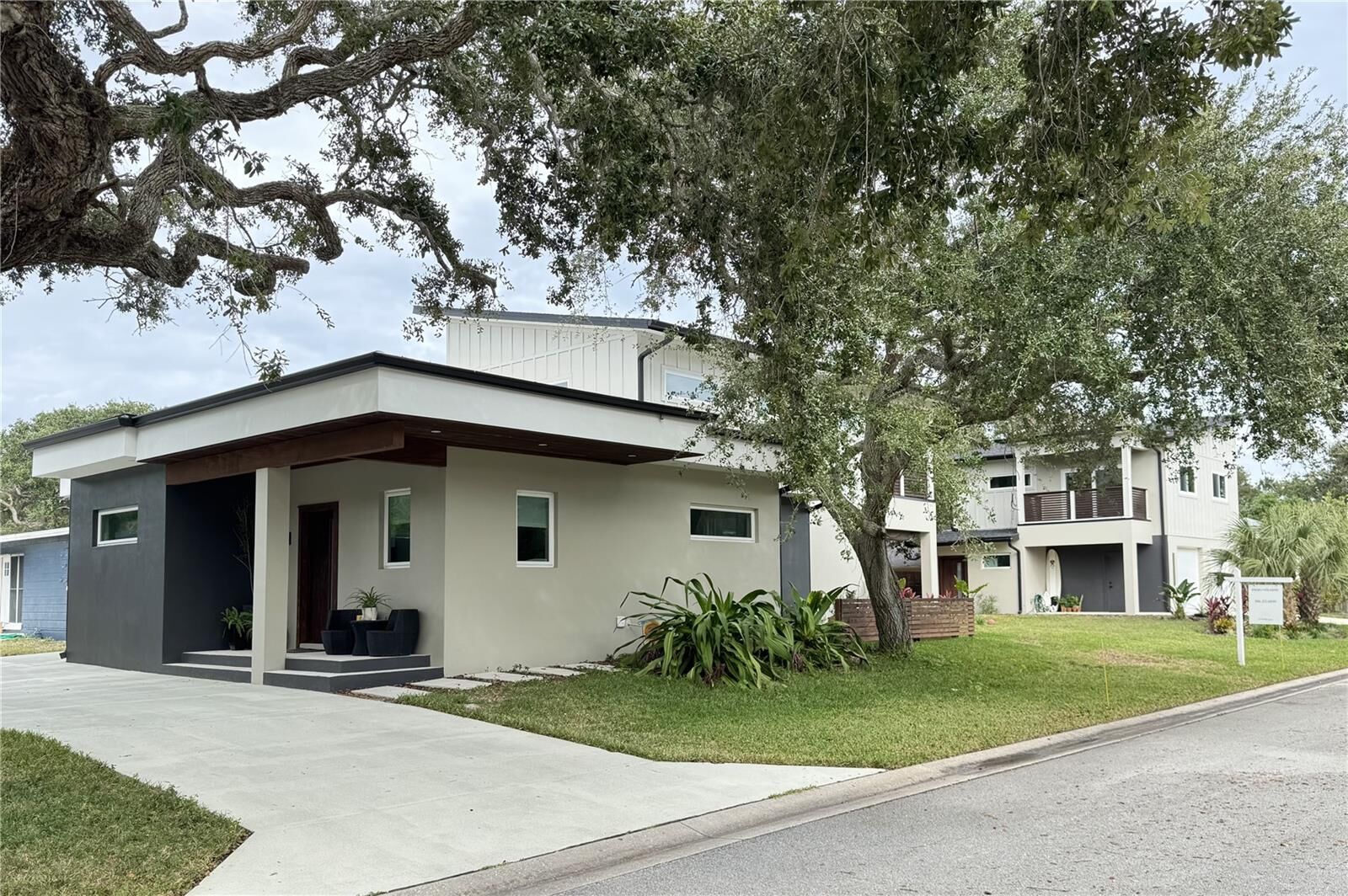 Property Photo:  3211 Saxon Drive  FL 32169 