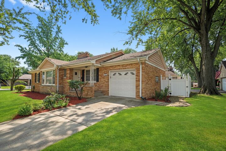 Property Photo: 3900 Gilbert Avenue IL 60558